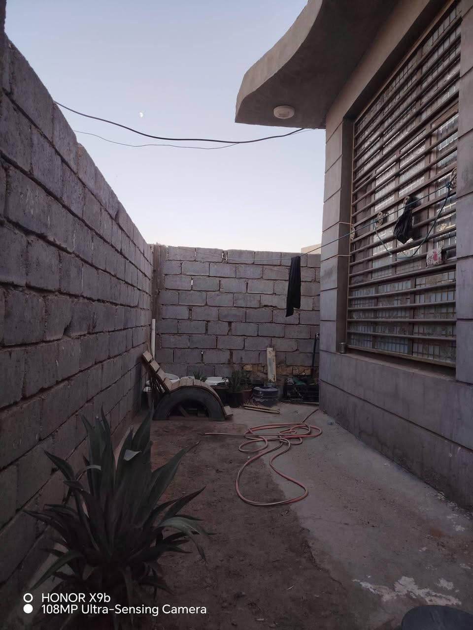 للبيع بيت مساحته 200 متر بناء حديث كلش نظيف.  يحتوي على غرفتين نوم وصالة  وكليدور ومجمع صحيات داخلي ومطبخ  وطارمه. 
كافة الخدمات يمه شتريد متوفر.

قريب جداً عن شارع عوفي الرئيسي قبل مدرسة موسى ابن جعفر /الانتفاضه الشعبانيه 

سعره 47 وبيه مجال للشراي 
***********
