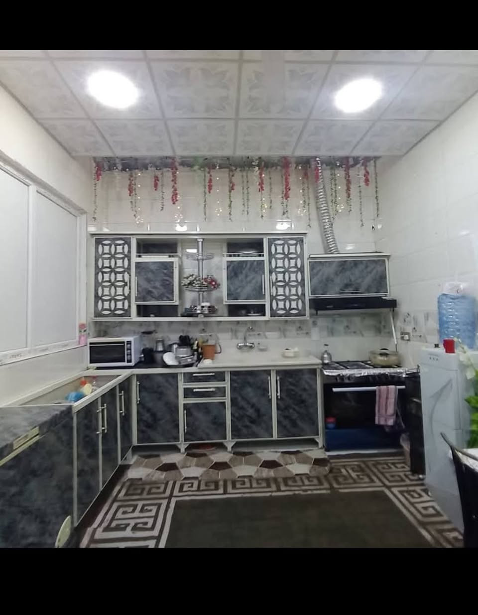 السلام وعليكم البيت للبيع طابو صرف حي النصر شارع الوسط قرب مول النصر مساحه  125م واجه 5 البيت كامل بناء جديد بيه 3 غرف واستقبال ومطبخ وصحيات داخليه و خارجيه  الواصل ///*********** //@@
