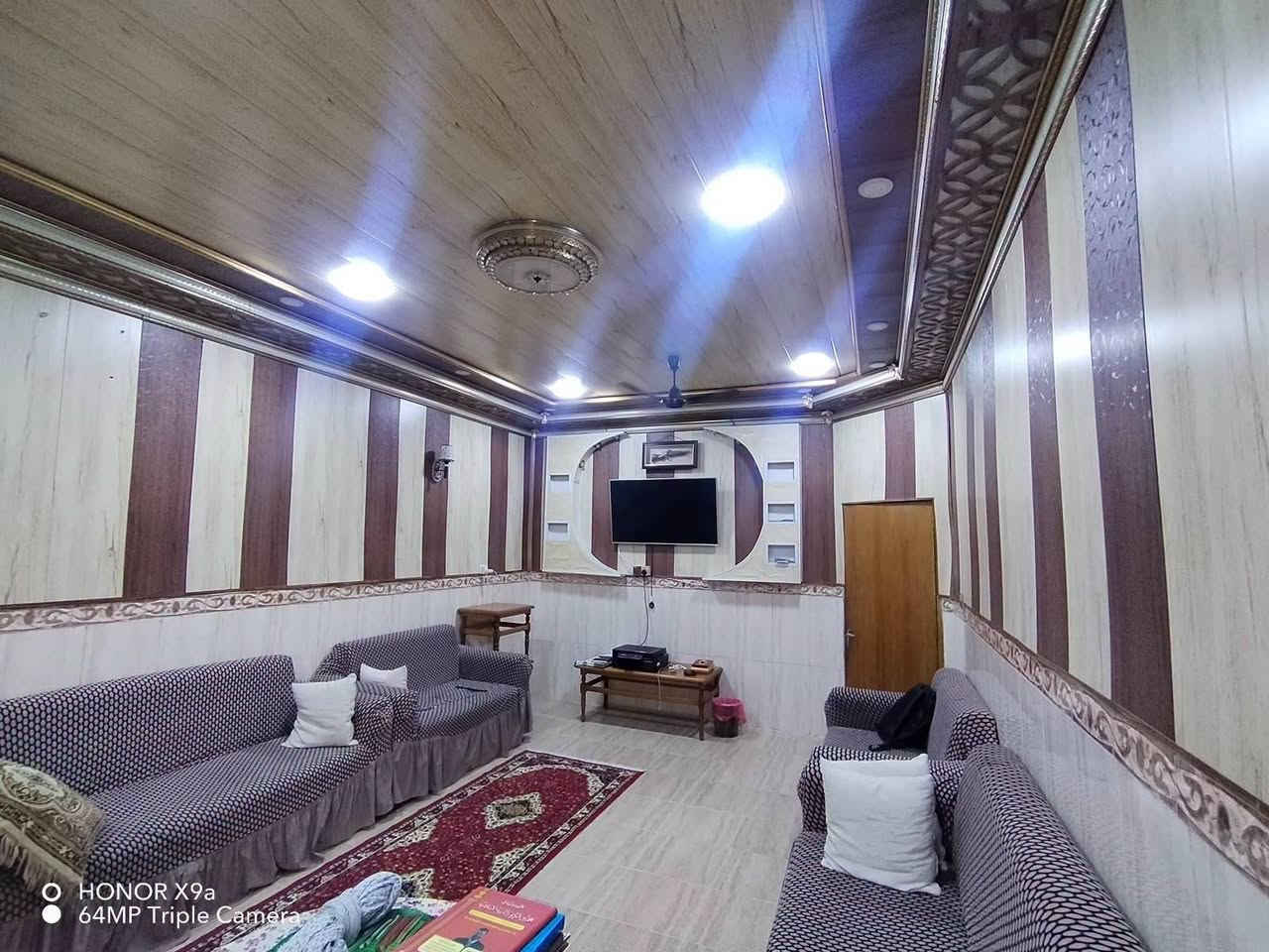 منزل للبيع في حي الخضراء – المربع الأول
​فرصة ممتازة لتملك منزل بموقع حيوي وقريب من جميع الخدمات الأساسية.
​الموقع: حي الخضراء / المربع الأول / فرع صمون الأنوار (البيت المجاور للركن من جهة المدرسة).
​المساحة: 200 متر مربع.
​الخدمات المجاورة:
​مدارس متوفرة (ابتدائية ومتوسطة – بنين وبنات).
​مركز صحي قريب.
​السعر: 260 مليون دينار (قابل للتفاوض البسيط).
​للتواصل والاستفسار واتساب ***********

نص مكتوب في الصور:
- HONOR X9a
- 64MP Triple Camera
- AI HONOR X9a