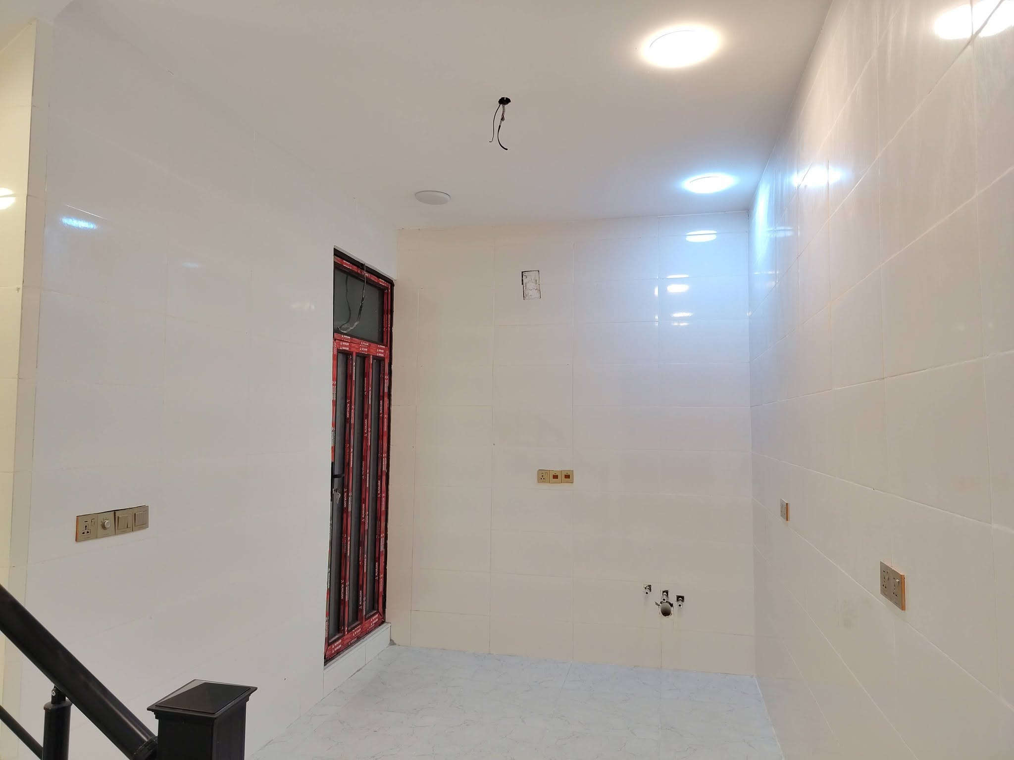 🏡 فرصة مميزة للاستثمار أو السكن
للبيع مشتملين تونات ، كل مشتمل بمساحة 50 متر، ومكوّن من:
🔹 طابقين
🔹 غرفتين نوم
🔹 استقبال
🔹 مطبخ
🔹 حمامين
🔹 بيتونة
🔹 شغل درجة أولى
🔹 بوب قاصة تركي
🔹 شبابيك ألمنيوم
💰 سعر المشتمل الواحد: 86 مليون دينار
💵 البيع نقداً فقط
📍 العنوان: بغداد – الدورة – البوعيثة – مجمع السلطان الأول – شارع الفلل
✅ خدمات متكاملة
💧 ماء
⚡ كهرباء
🛣️ تبليط
🏫 مدارس وخدمات قريبة
📞 للاستفسار: ***********
📱 متوفر واتساب
مناسبة جداً للسكن أو الاستثمار، وموقع مميز داخل المجمع.
