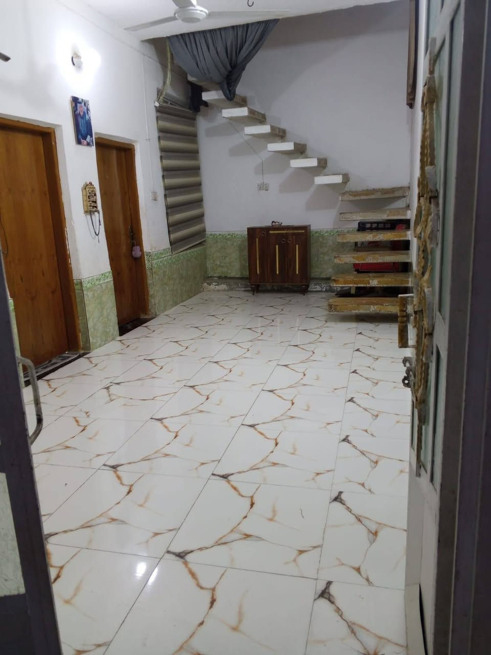 بيت طابو صرف 125 خلف مدرسة الجوهره حط المطاط السعر  80
بيه غرفتين وصاله وصحيات داخليه وخارجيه
***********
