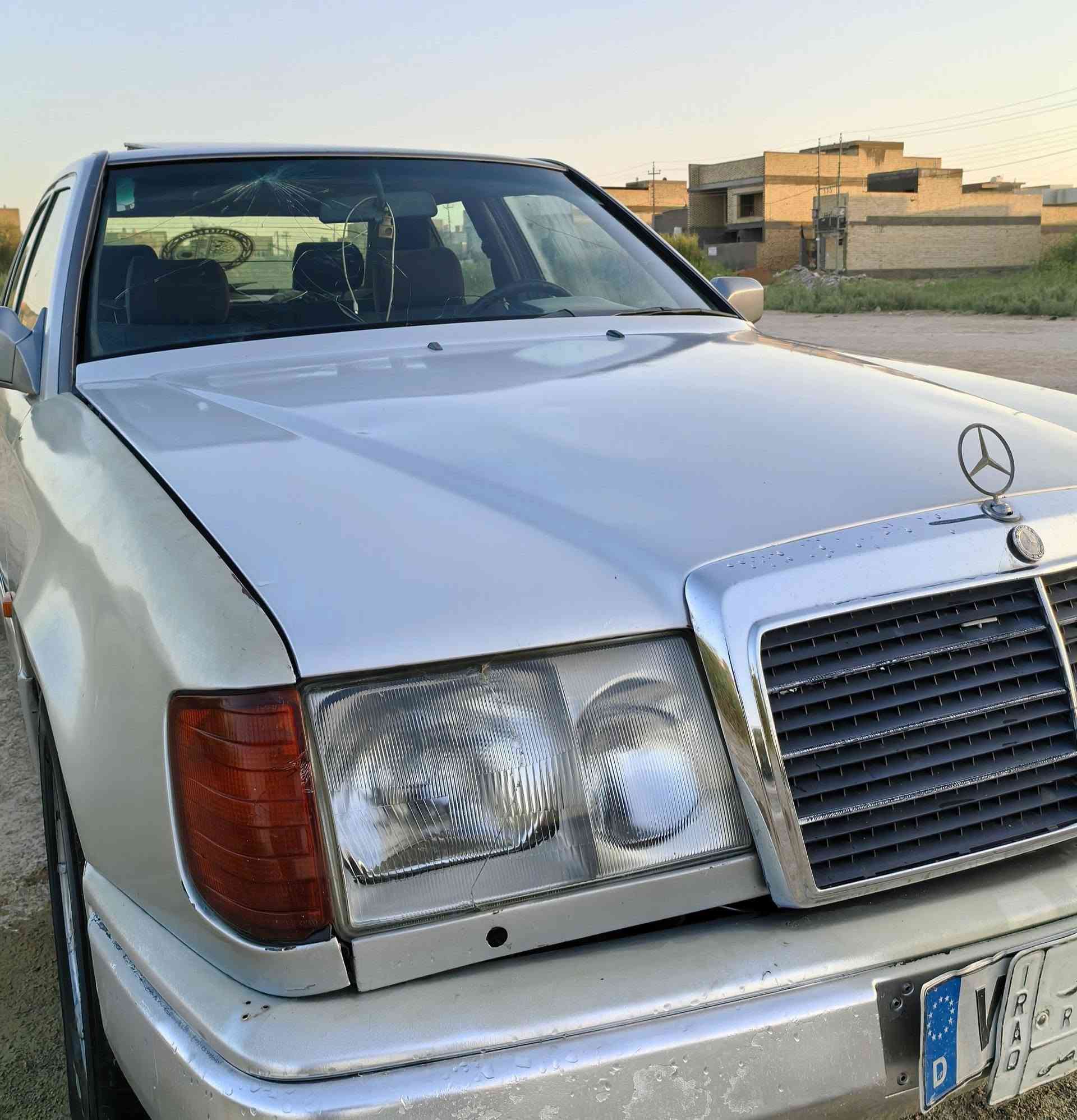 السلام عليكم .🇩🇪 مرسيدس دب 🇩🇪 1993 
السعر 43 روقه وبيها مجال قليل  ⭐
مكينه وكير بلادي 300 عنكبوت جديد ✅
تخم تاير جديد  + تخم ويل مميز بلادي 🥇⭐
كهربائيات شغاله + لايت زنون ثلجي 🔦
تحويل ثاني يوم   ♻️✅ 
حداديه جديده 100% 
سيارة حلوة وسعرها مناسب شرط تطلع ترايل وين ميعجبك 
العنوان النجف حي النداء 
*********** الشراي يتصل فقط
