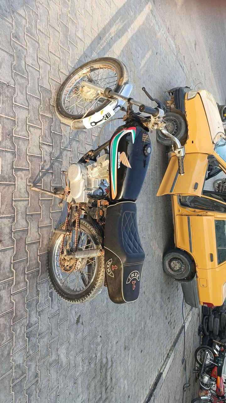 سلام عليكم عندي دراجه موديل 18وراق صولي مكينه نضيفه ما مفتوح سعر خاص *********** مواجد واتساب وماسنجر
