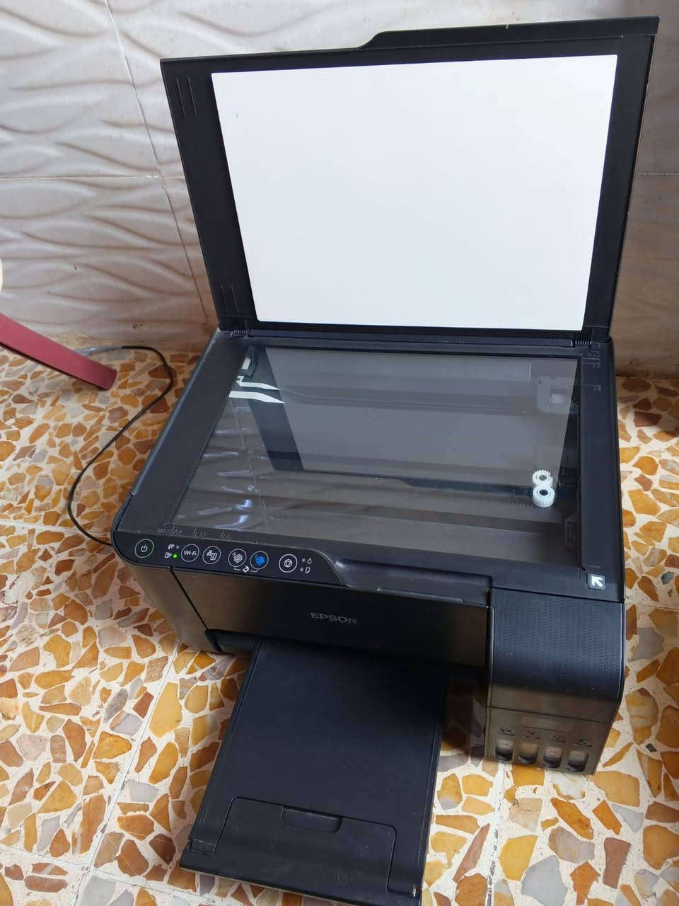 السلام عليكم 
عندي طابعة للبيع شغلة بس متروكه 
بس تشتغل EPSON L3150
طابعة ابسون  Epson L3150 (حقن خارجي + وايفاي)
• الحالة: مستعمل نظيف.
• المميزات:
• طباعة مباشرة من الموبايل عبر الوايفاي.
• نظام حبر خارجي اقتصادي جداً.
• استنساخ (ملون + أسود وأبيض).
• سكانر (سحب مستندات).
• طباعة صور عالية الجودة.
• السعر: 100 ألف.
• التواصل: خاص 
مكان الموصل الايسر
