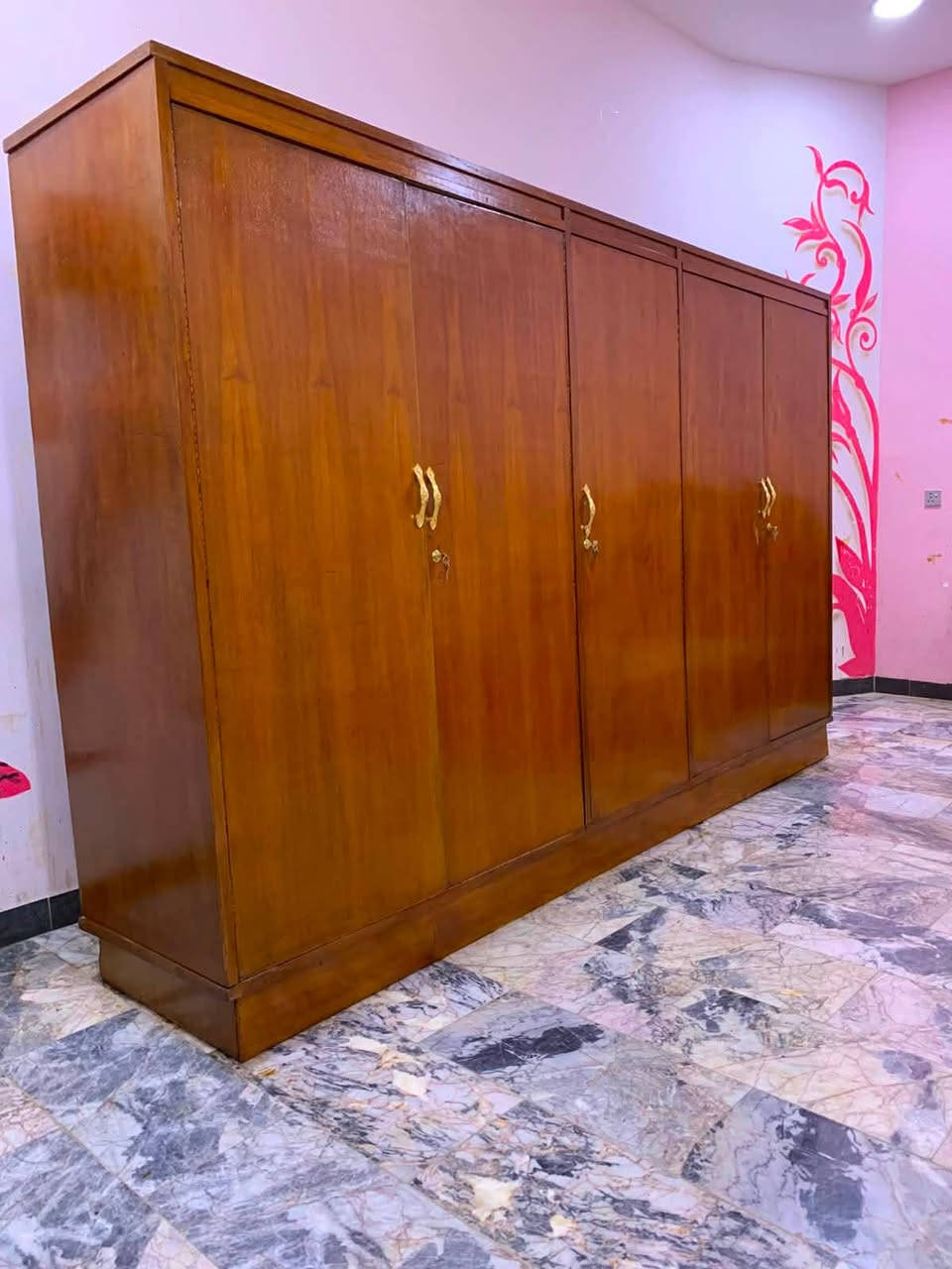 السلام عليكم من رخصت مدير محترم عندي غرفه خمسه بيبان صاج تزكام درجه اولى خشب ثقيل جدا ضهر جرجوبه الغرفه صاج درجه اولى السعر 400 وعندي كنتور ثلاث بيبان نضيف جدا السعر 125 وعندي بوفيه فراش ايضا نضيفه جدا السعر 75 المكان بغداد مكلفه بالنشر اتصلو عل رقم فقط ***********
