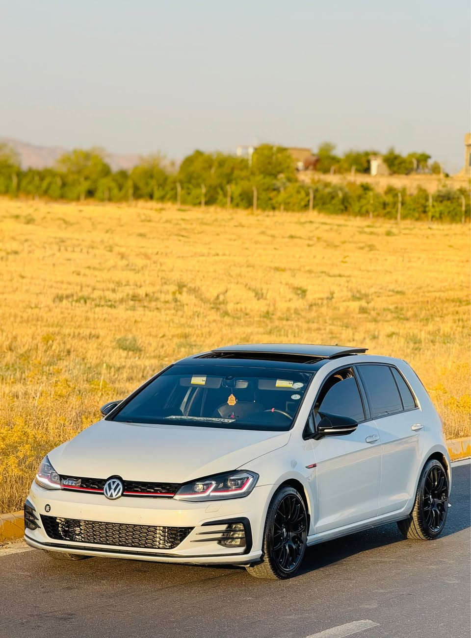 Golf gti 2021 
فول فول مواسەفات 
رەنگی سمۆک 
پانۆراما-بەسمە-کوشن هیتەر-درایڤ مۆد-کوشن جلد و  هیتەر-ڕادار -افلەنجە سپۆرت -زۆر مواسەفاتی ترر
سەیارەکە ستۆکە -مەکینەی نەکراوەتەوە بە شەرت- بەردی گزۆزۆ بەشەرت-هیچ خەلەلی کارەبای نیە ڕادار هەموو بەشەرت -ڕادێتەی بیلادیە حەماوە بە شەرت 
بۆنیت و چاملخی سبوخە-بێ ناوگرتن 
ئێڕباگ بەس شان سیستەمە 
500$غرامە لەسەرە دوای معمەلە دەتدەمەوە 
١٤٣ مجالەکی زۆر کەم 
*********** كويسينجاك, أربيل
