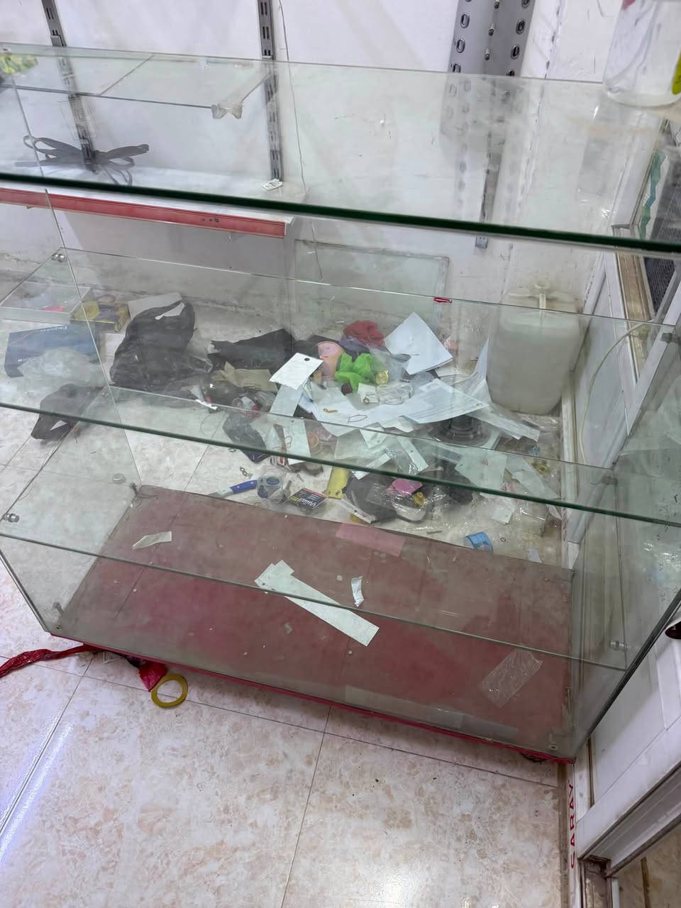 جام خانه مع رفوف مع عارضة مناظر للبيع
اتصل ع رقم ***********
