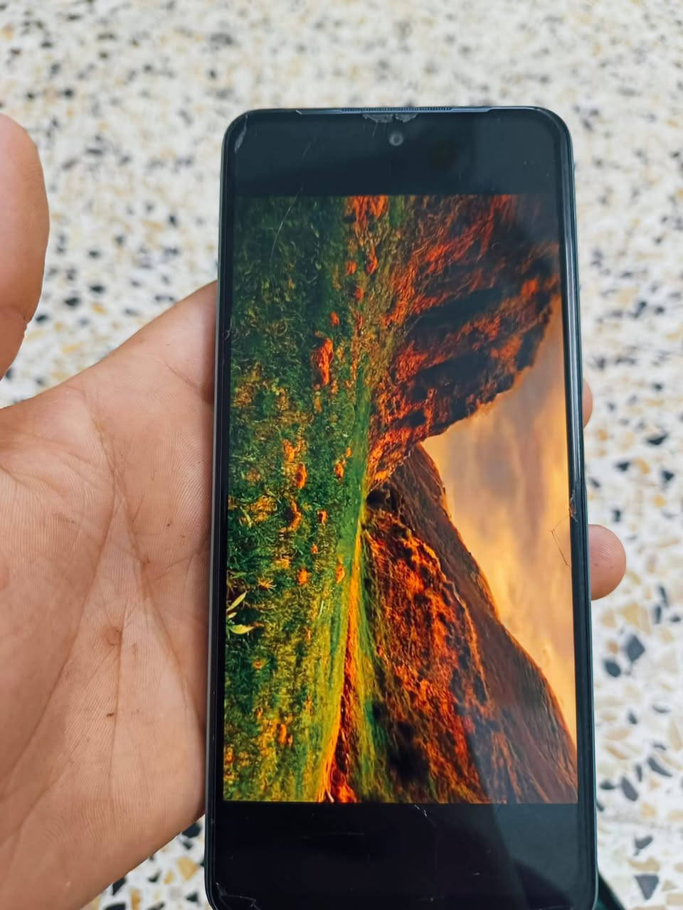 السلام عليكم عندي مبايل للبيع ما كلشي بش الكزاز مال كامر مكسور هذ رقمي واتساب ***********
