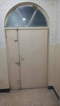 باب وربع • حديد ثقيل • نظيف مية بالمية