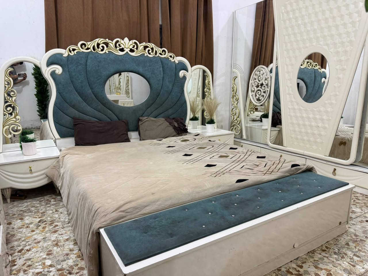 غرفه تركي نظيفه بدون ضرر السعر 700 وبيه مجال قليل مكان بابل قرب العاب المدهش م ***********

