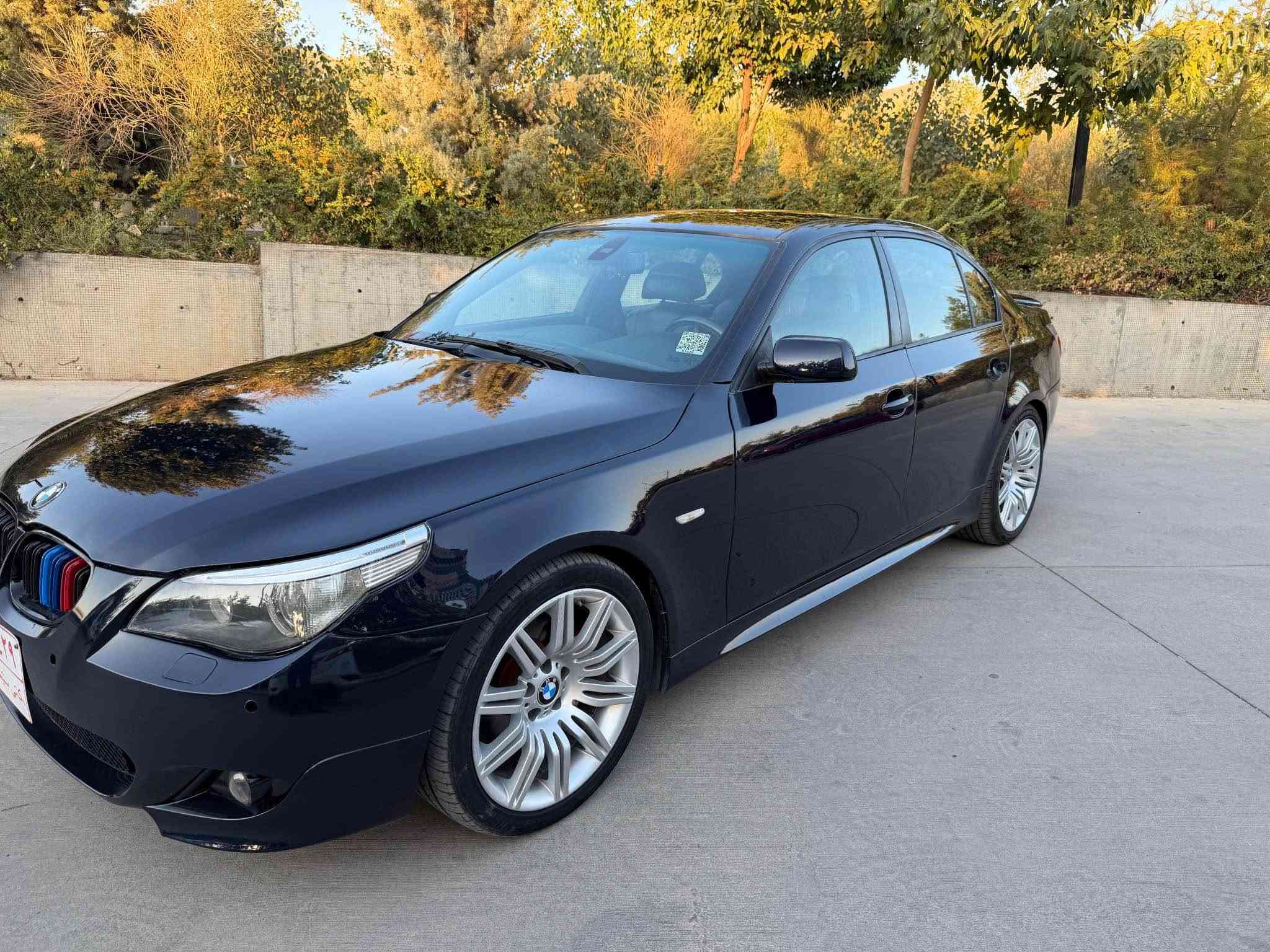 BMW E60 5 searis 2004 ساخ ساخ
سڵاوتان لێبێت 
مۆدێل ٢٠٠٤ ٢٨ نۆزل کورت
بەس سلایت و بەسمە نیە
هەموو گیانی بەشەرت
گێر و مەکینە بە شەرت
یەک قرچی پێشی هەیە شایەنی باس نیە
کۆدی بۆ کراوەو بە ناوی خۆمانەوەیە
تەبیرد بەس عازی ئەویت
Body kit 
موسو براو و  محەوەر بە شەرت
لە سلێمانیە سەیارەک
گۆرینەوەمان نیە
٧٣ گەلاو معامەلە
*********** السليمانية, العراق
