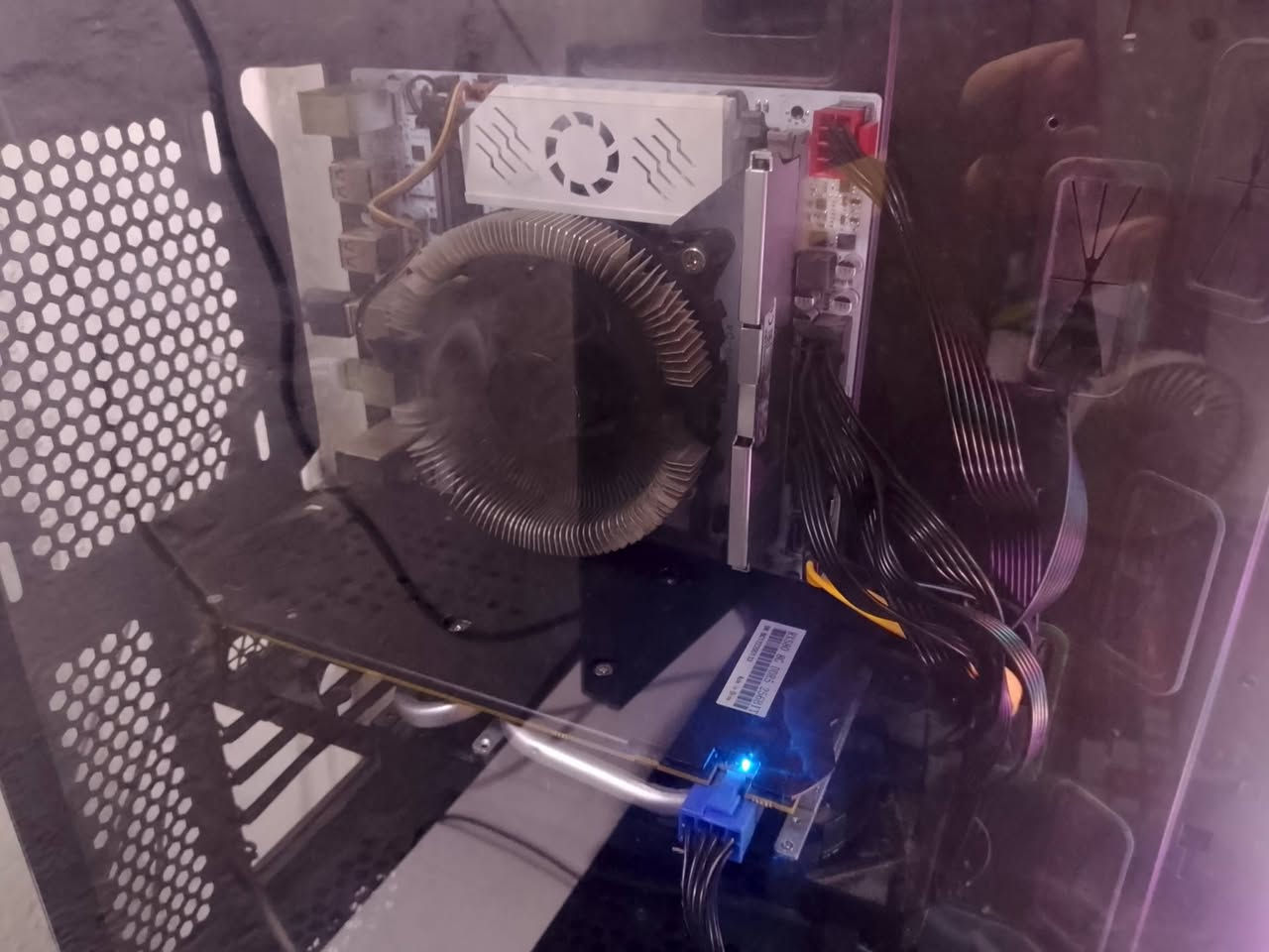 السلام عليكم تجميعه مرتبه ونضيفه وتشغل العاب باداء حلو
معالج: Xeon E5-2666 v3
بورد : X99-D4
رام : 16gb ddr4
كارت شاشة RX580 8GB
هارد HDD 1 تيرة 
هارد ssd 128 
باور سبلاي 700W atx the rocket 

تجميعه نضيفه حيل تجي وتشوفها وتدلل تاخذها بس اكو مشكله هي شغاله كامله طبيعي بس الكرت مرات يصير صوت المراوح عالي ومرات لا مع العلم حراره مو عاليه ف ابيع ويا كرت ب ٣٥٠ الف او بدون كرت ب ٣٠٠ الف واذا تريدون شاشه و يو بي اس وياه انزل حيل من السعر

 مكاني بغداد الدوره حي المعلمين 
7748406454
