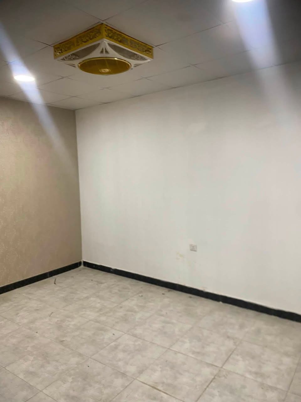 شقه طابق اول في منطقه كوت الحجاج ع شارع العام 
مقابيل مطعم زرزور فرع الطويسه 
الشقه تصلح 
للشركات المرخصه والمكاتب 
مراكز تجميل صالونات مرخصه 
تتكون من 
صاله ومطبخ 
وصحيات 
و3غرف 
سعر الايجار 750الف وقابل للتفاوض 

الاستفسار اكثر يرجى الاتصال 
***********
