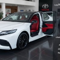 كامري XSE • جلد أحمر • ٢٠٢٣