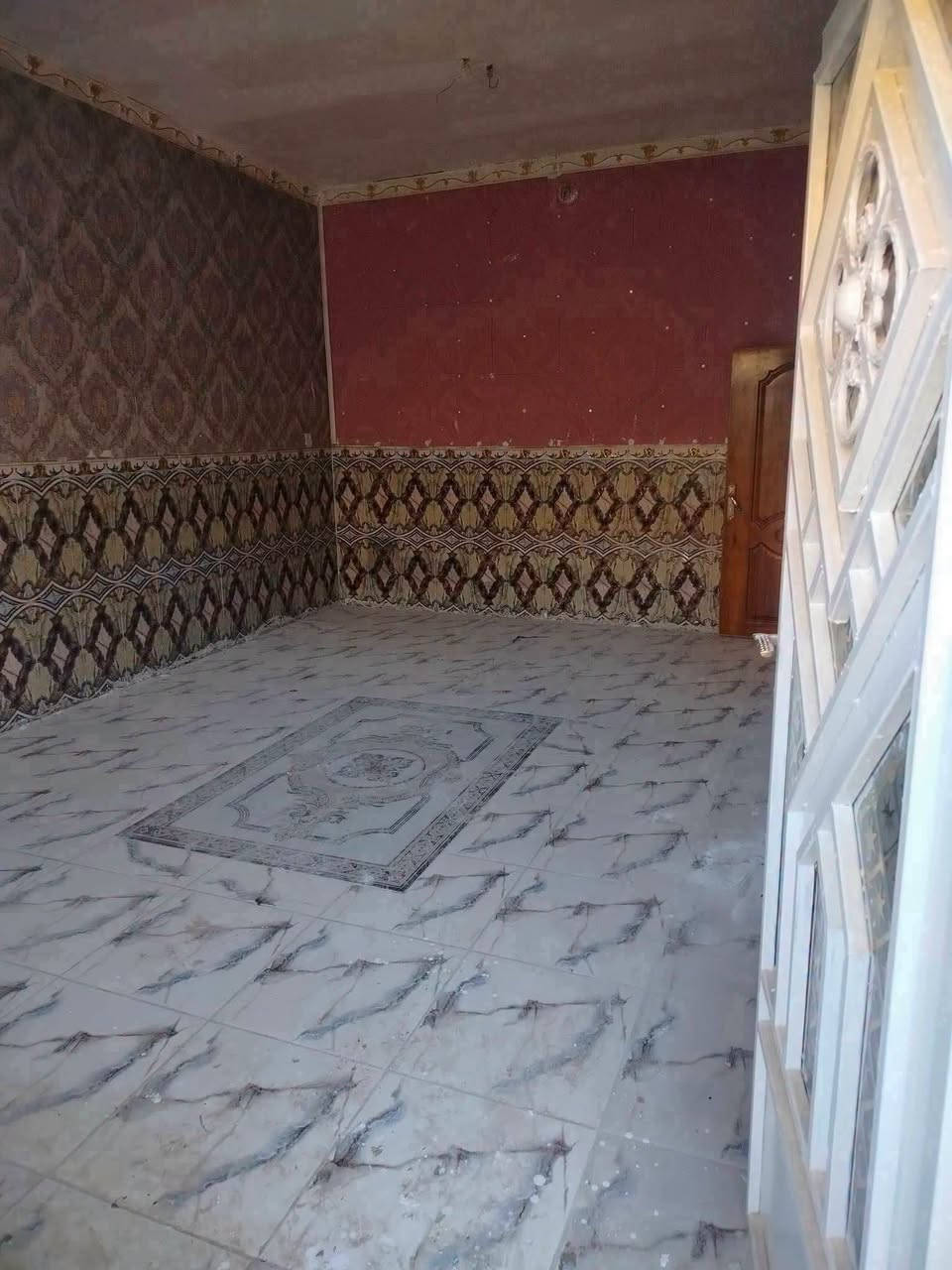 🥰🔷دار سكن للبيع مساحه 220م حي الحكيم يبعد عن الكورنيش 100م نزلت سيد محسن بصف شارع علاء غريب 
🔷🥰 طابقين يتكون من خمسة غرف وهول واستقبال ومطبخ وصحيات داخليه وخارجيه وطرمه 
🥰🔷 طابو زراعي 25 ومرقم من بلديه 
🔷🥰بناء طابوك وسكف عكاده الطابق الثاني جديد 
السعر 58 وقابل للتفاوض ***********
