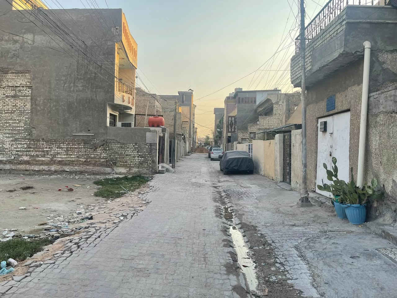 للبيع قطع من دار تفليش المساحه 200 متر الواجهه 10 والنزال 20 يباع كامل او نصفين الموقع شارع فلسطين قرب مول الاطرقجي وقرب مستشفى الكندي محله 145 اذا تدخل من شارع الكندي اول فرع عاليمين بالنهايه واذا تدخل من شارع الاطرقجي اول فرع عاليسار ثاني بيت للاتصال *********** او *********** شركة الخيمه للعقار

