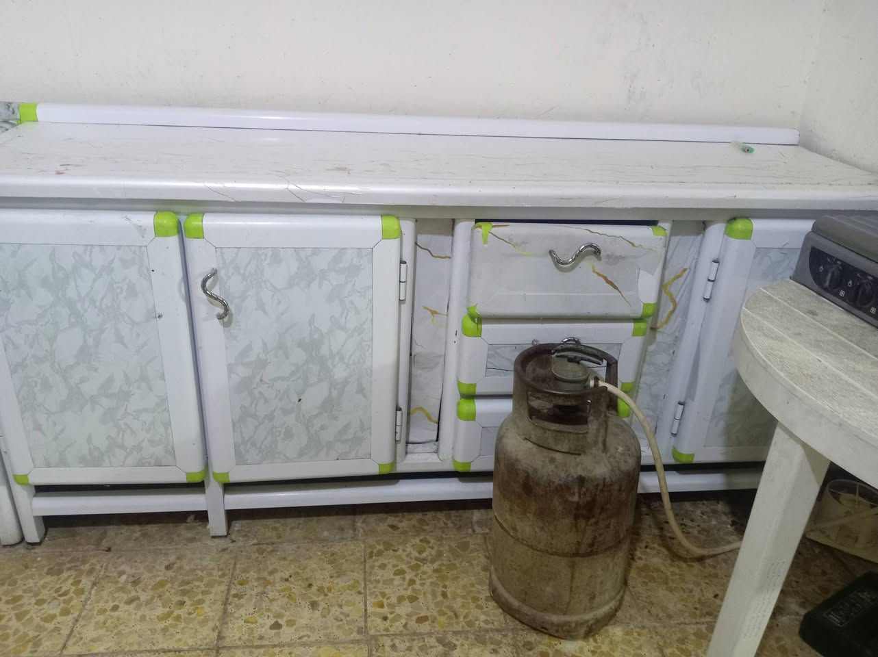 كاونتر للبيع كلشي مابيه ٤امتار ب١٠٠وبيه مجال مستعجله علبيع ***********المكان صلاحيه
