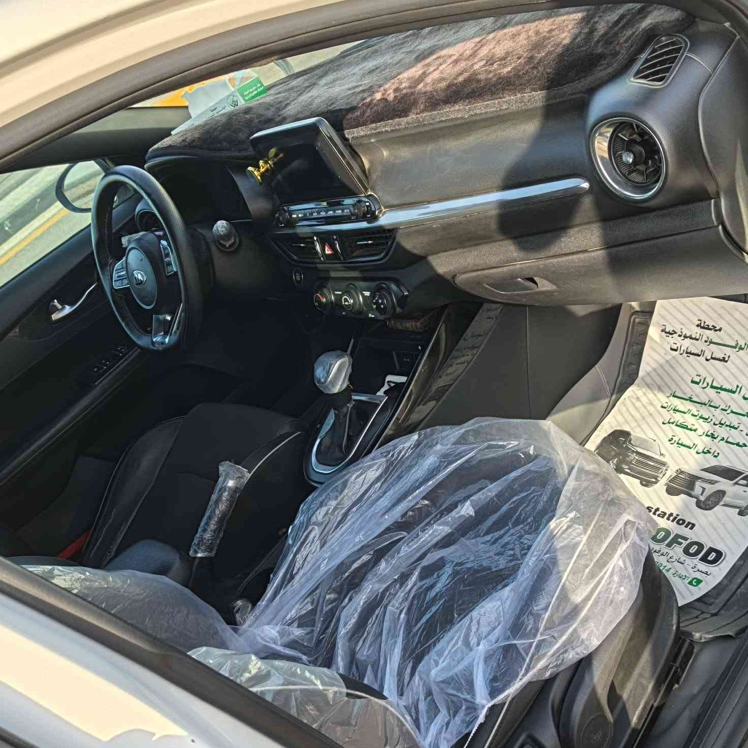 🚗 كيا فورتي GT Line موديل 2020 للبيع – فول مواصفات وارد أمريكي 🚗
معلومات السيارة العامة:
• النوع: كيا فورتي (Kia Forte)
• الفئة: GT Line (الرياضية العصرية)
• الموديل: 2020
• المصدر: وارد أمريكي
• الممشى (المسافة المقطوعة): 90 ألف
​المحرك والأداء:
• المحرك: 2.0L دوش (DOHC) 4 سلندر – اقتصادية جداً بالبنزين مع عزم وقوة ممتازة.
• الكير: أوتوماتيك (AT) ناعم وسلس بالتعشيق.
​المواصفات والكماليات (فول مواصفات GT Line):
• أنظمة التشغيل: بصمة تشغيل محرك + بصمة أبواب (دخول ذكي).
• الفتحة: فتحة سقف كهربائية.
• أنظمة الأمان والسلامة: نظام تحديد المسار والتنبيه عند الخروج عن المسار + رادارات السلامة الأمريكية.
• التحكم والشاشة: شاشة لمس حديثة مع كاميرا دوارة بدقة عالية، وتحكم كامل من الاستيرن (تثبيت سرعة، اتصال، صوت، شاشة).
• التصميم: لمسات GT Line الخارجية والداخلية الرياضية الخاصة، مع ويل كب رياضي وإضاءات حديثة.
• التكييف: تبريد وتدفئة ممتازة جاهزة للقيادة فوراً.
​حالة السيارة:
• الميكانيك والكير والمحرك: بشرط الفحص، جاهزة من كل شيء ولا تحتاج أي مصاريف.
• تفاصيل الضرر: السيارة داخلها نسبة أمطار فقط وليست غرق، ونظيفة جداً.
​📍 للتواصل والاستفسار (للجادين بالشراء فقط):
📞 رقم الهاتف: ***********
