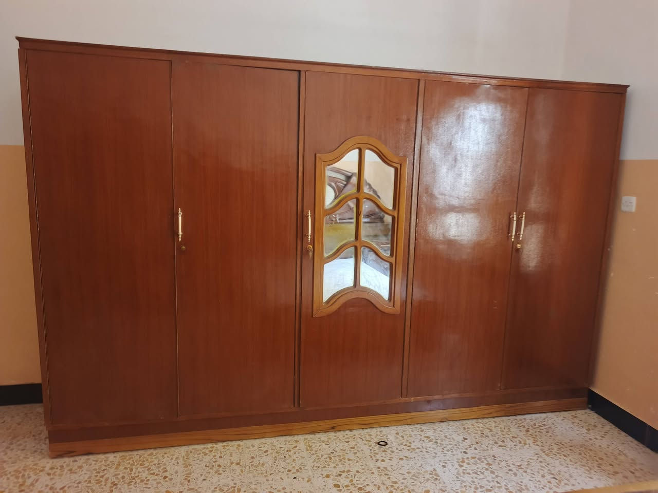 سلام عليكم غرفة نوم صاج ثقيل ونضيفه حيل سعر 400 وبيها مجال وكو توصيل ***********
