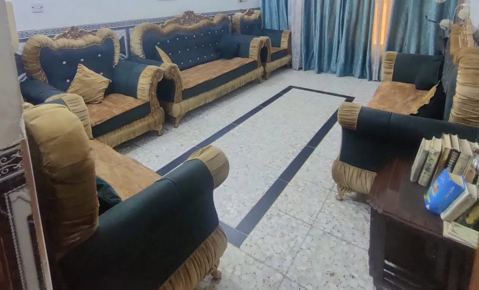 السلام عليكم ورحمة الله وبركاته. مكلف بالنشر. تخم ١٠ قنفات ( للبيع) في حالة جيدة جدا. السعر ٢٠٠ الف. بغداد. حي العامل. للتواصل هاتف وفيه واتس. ***********
