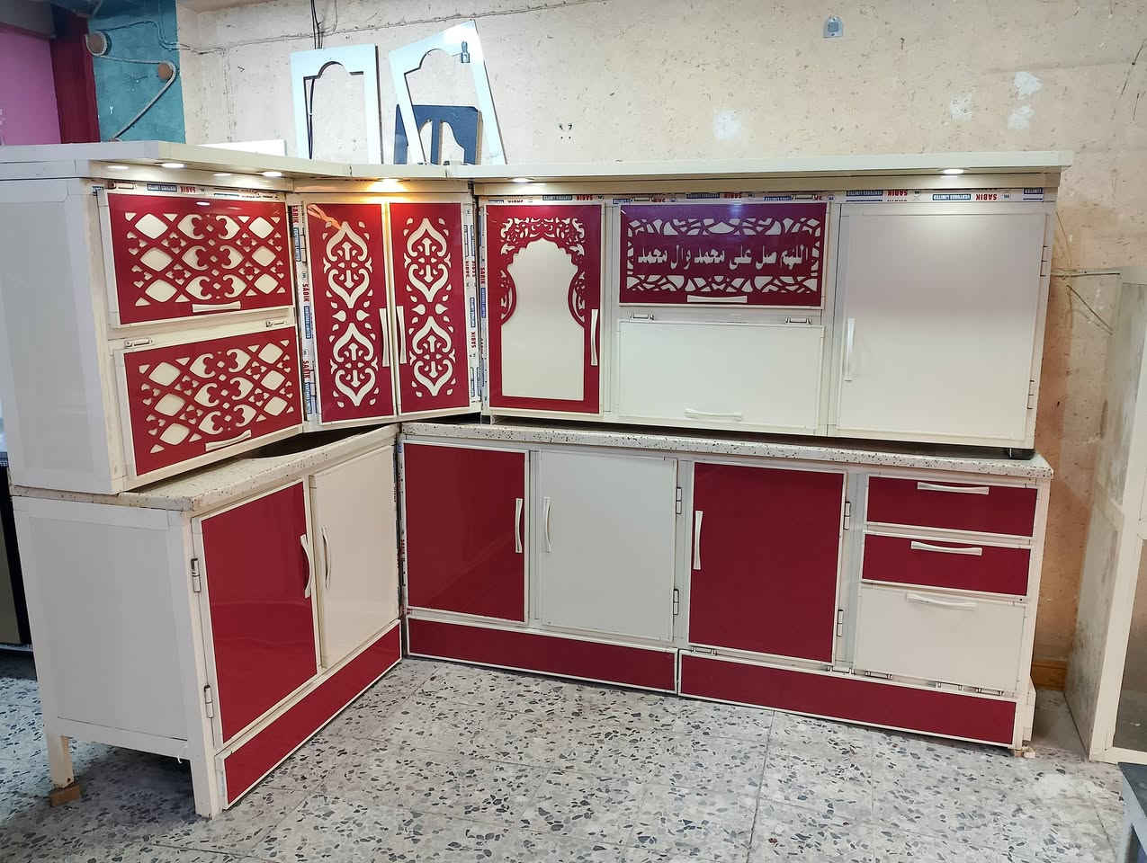 سلام عليكم كاونتر 3متر في 2 مرمر مستعمل 4 أشهر نضيف جداً 5قطع السعر 650 تصل *********** أو *********** حي العسكري العابد مقابل مستوصف

