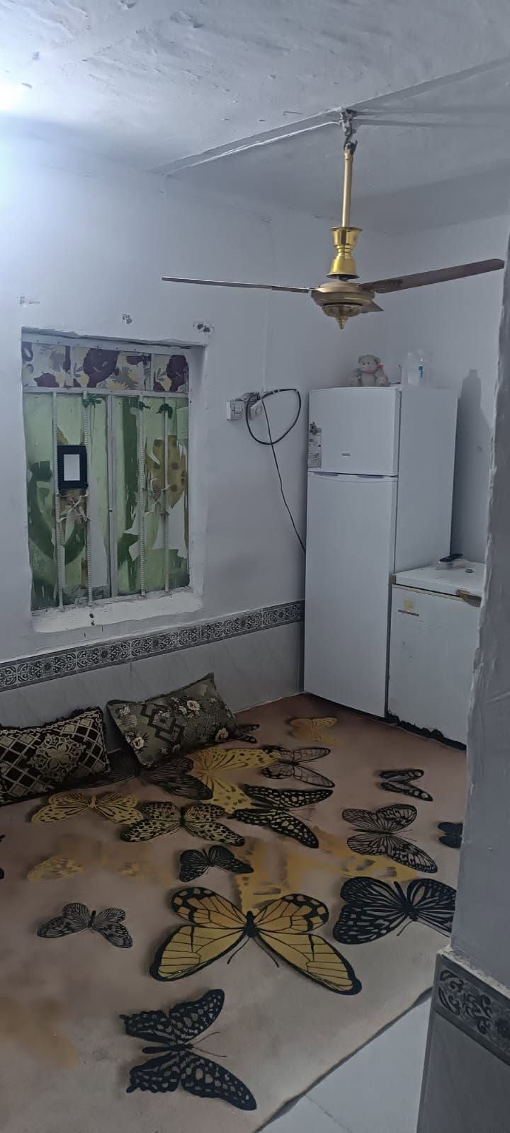 السلام عليكم 
معروض للبيع نصف دار خلفي 
المساحه (١٠٠) م الدربونه متر وربع 
طابق واحد بناءً قديم مرمم
في منطقة حي الشهداء الشارع الخدمي مقابل السريع 
يحتوي على 
استقبال وصاله وغرفه ومطبخ وصحيات 
السعر (٦٠) مليون قفل 
للاستفسار الاتصال واتساب ***********
مكتب المدار الذهبي للعقار
