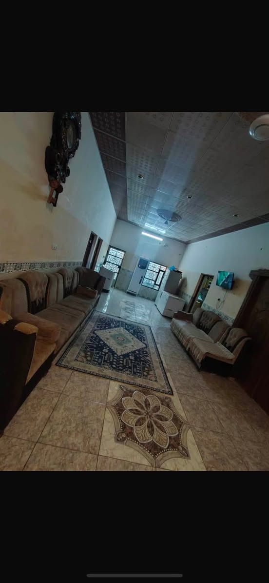 سلام عليكم بيت للبيع طابو سراعي ابو الخصيب ابو كوصره البيت مساحته400 والبناء240 بيت طابقين بي6 غرف منام وصحيات وصاله وديونيه وكراج جبير وحديقه يعني بيت مرتب بناء البيت 2022جديد سعره 170 بي مجال كلش قليل ***********
