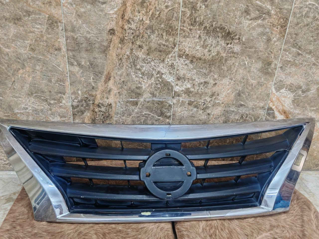 شباك • نيسان فيرسا • كسر خفيف