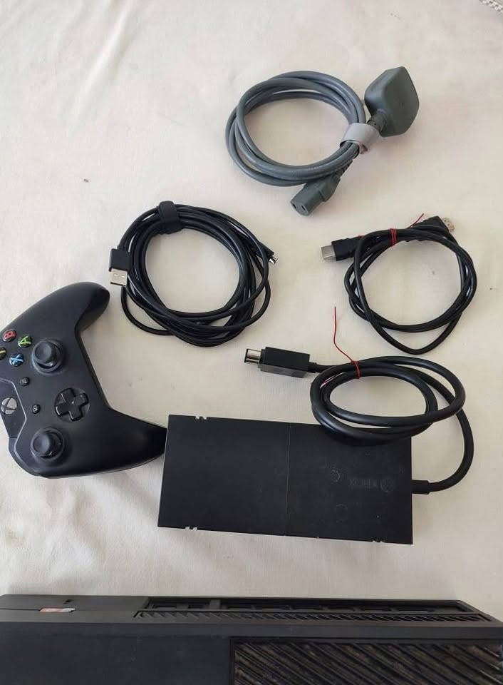 📦 للبيع Xbox One سعة 500GB
🔹 الجهاز نظيف وشغال 100%

🔹 يحتوي على:

• جهاز Xbox One (سعة 500GB)

• يد تحكم أصلية

• شاحن (Power Brick)

• كيبل HDMI

• كيبل USB

🔹 بي حساب Game Pass (بدون اشتراك حاليًا)

🛡️ عليه ضمان تجربة لمدة ٣ ايام

📍 المكان: الديوانية - الشامية

💰 السعر: 120,000 الف دينار 

📲 التواصل واتساب فقط: ‏‪***********‬‏
