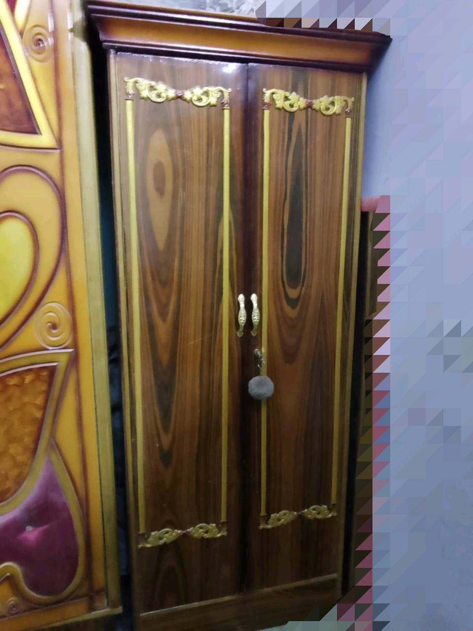 غرفه اخشاب نضيفه والله محتاجه واريد ابيعها مابيها بس هاي الضربه وخارجيه يعني بس من فوك