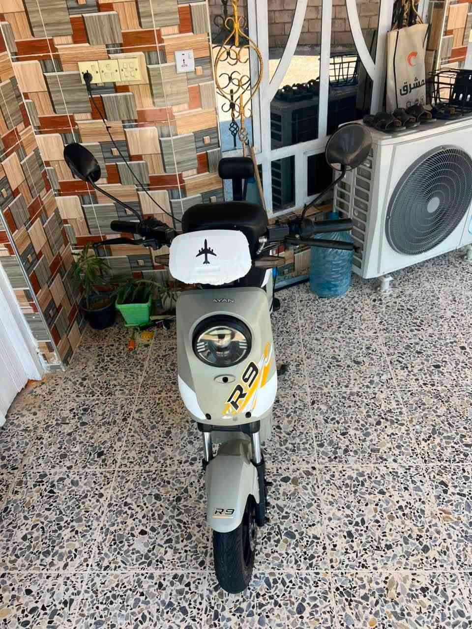 السلام عليكم دراجه شحن R9
موديل 2026
‏5 بطاريات 32🔋
الدراجه كامله ونضيفه 
السعر خاص او الاتصال ع رقم***********
