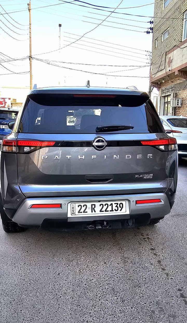 نيسان باتفندر 2022 - فئة بلاتينيوم (Nissan Pathfinder Platinum 2022)
للبيع سيارة نيسان باتفندر موديل 2022 بحالة ممتازة جداً، أعلى فئة بالكامل (بلاتينيوم Platinum 4WD).
​⚙️ المحرك :
• ​المحرك: 6 سلندر V6 بسعة 3.5 ليتر بقوة 284 حصان.
• ​ناقل الحركة : أوتوماتيك من 9 سرعات (9-Speed Automatic).
• ​نظام الدفع: دفع رباعي ذكي (Intelligent 4WD) مع وضعيات قيادة متعددة (7 Drive & Terrain Modes: رمل، ثلج، صخور، أوضاع اقتصادية ورياضية، وسحب).
​💎 المواصفات الخارجية:
• ​إضاءة كاملة LED (مصابيح أمامية، خلفية، وكشافات ضباب LED).
• ​فتحة سقف بانورامية (Panoramic Moonroof).
• ​ (الويل) المنيوم قياس 20 إنش بتصميم بلاتينيوم المميز.
• ​باب خلفي كهربائي يعمل بالقدم (Hands-Free Motion-Activated Liftgate).
• ​مرايا جانبية كهربائية قابلة للطي أوتوماتيكياً مع إشارات ودعم كشف النقاط السوداء.
​🛋️ المواصفات الداخلية :
• ​الفرش: جلد فاخر (Semi-Aniline Leather) بتطريز بلاتينيوم.
•  ​الراshapes المقاعد: مقاعد أمامية كهربائية مع نظام تبريد وتدفئة. 
• ​ذاكرة للمقاعد: نظام ذاكرة لمقعد السائق والمرايا (Memory Seat System).
•  ​المقاعد الخلفية: نظام كابتن تشير (Captain’s Chairs) للصف الثاني مع تدفئة خاصة للمقاعد وقونسول وسطي قابل للإزالة، مع سهولة الوصول للصف الثالث (EZ FLEX System). 
• ​المقود: جلد مزود بنظام تدفئة وأزرار تحكم كاملة.
• ​التكييف: نظام تكييف أوتوماتيكي ثلاثي المناطق (Tri-Zone Climate Control).
​🖥️ :
• ​عدادات رقمية: شاشة عدادات رقمية بالكامل بحجم 12.3 إنش (Digital Dashboard).
•  ​شاشة العرض: شاشة وسطية لمسية بحجم 9 إنش تدعم Apple CarPlay (لاسلكي) و Android Auto. 
• ​بروجكتر جامة (Head-Up Display): عرض المعلومات والسرعة على الزجاج الأمامي.
•  ​النظام الصوتي: نظام صوتي فاخر من BOSE بـ 13 سماعة. 
• ​الشحن: شاحن وايرليس (شحن لاسلكي للهواتف) + منافذ USB متنوعة لجميع الصفوف.
​🛡️ أنظمة الأمان والمساعدة:
• ​نظام قيادة شبه ذاتي ProPILOT Assist with Navi-Link.
• ​كاميرات 360 درجة (Around View Monitor) مع أجهزة استشعار (حساسات) أمامي وخلفي.
• ​نظام التنبيه والنقطة الكوراء (Blind Spot Warning).
• ​نظام الحفاظ على المسار والتحذير من الخروج عنه (Lane Departure Warning).
• ​فرملة طوارئ أوتوماتيكية مع الكشف عن المشاة (Automatic Emergency Braking).
• ​نظام التنبيه من حركة المرور الخلفية (Rear Cross Traffic Alert).
​📝 تفاصيل إضافية:
• ​المسافة المقطوعة (الماشية): [ 30,000 ميل]
• ​حالة السيارة: [ حادث السيارة خلفي جاملغ صبغ والصندوق  مبدل
٠ حالة الايرباك : جميعها سليمه
 وكاله نفس اللون غير مصبوغ يعني قطعه صبغ وقطعة مبدله]
• رقم شاصي السيارة[5N1DR3DK8NC260264
     ]
• ​السعر المطلوب: [ 289$ مع مجال بسيط]
• رقم السيارة اربيل [ تحويل او وكالة ] 
​📞 للتواصل والاستفسار: [ *********** ]
