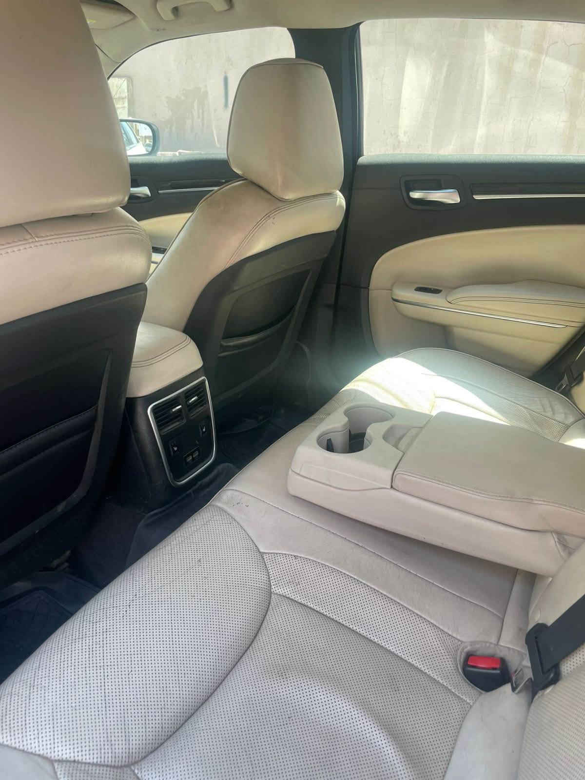 السلام عليكم كرايسلر c300 تورنك لون ابيض 2018 رقم بغداد ماشيه 200 الف كيلو مو ميل محرك 6 سلندر 3600 السيارة حادثهة مال امريكا موجود بالصور وبيهة 3 مكانات بارد مكاني بغداد الكرخ 
السعر 198 وبيهة مجال بسيط 
للتواصل ماسنجر أو  الرقم  ***********
