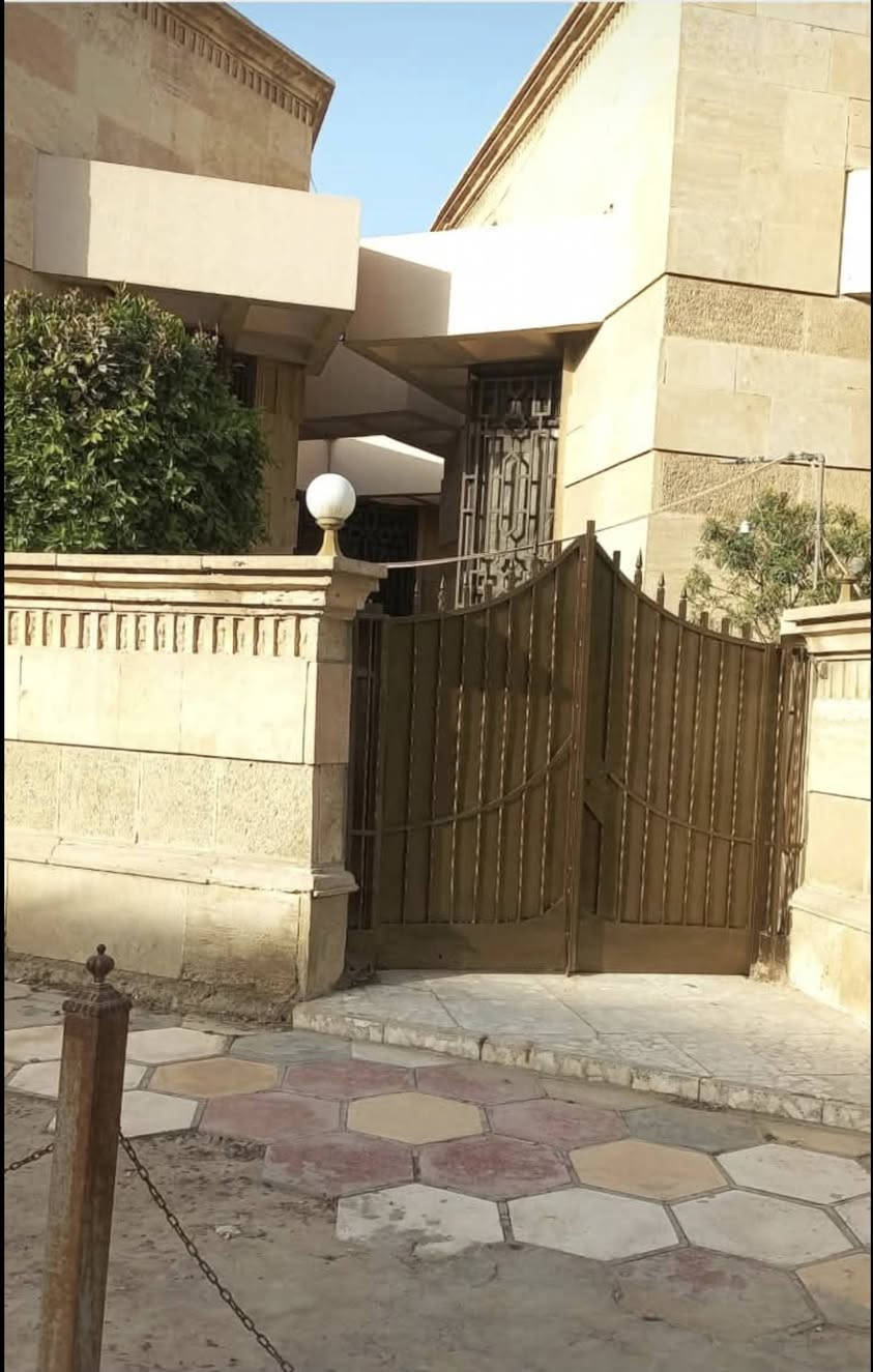 🏢 دار للإيجار لأغراض تجارية فقط

📍 الخسروية – مقابل ثانوية بابل
⭐ موقع مميز جداً – ركن ومجاور للحديقة
📐 المساحة: 500 م²
🛋️ مؤثثة وجاهزة للاستخدام
مناسبة لتكون:
• مقراً لشركة أو مؤسسة
• مكتباً إدارياً أو تجارياً
• مقراً لمشاريع وأعمال خاصة
• مكتباً مهنياً أو استشارياً
• مقراً لحملة أو مكتب سياسي
• مركزاً أو نشاطاً تجارياً يحتاج إلى موقع بارز
✨ موقع استراتيجي + مساحة كبيرة + تأثيث جاهز = جاهزية مباشرة لبدء النشاط.
📞 للاستفسار:
مكتب المهندس حسن فارس للعقار
***********
