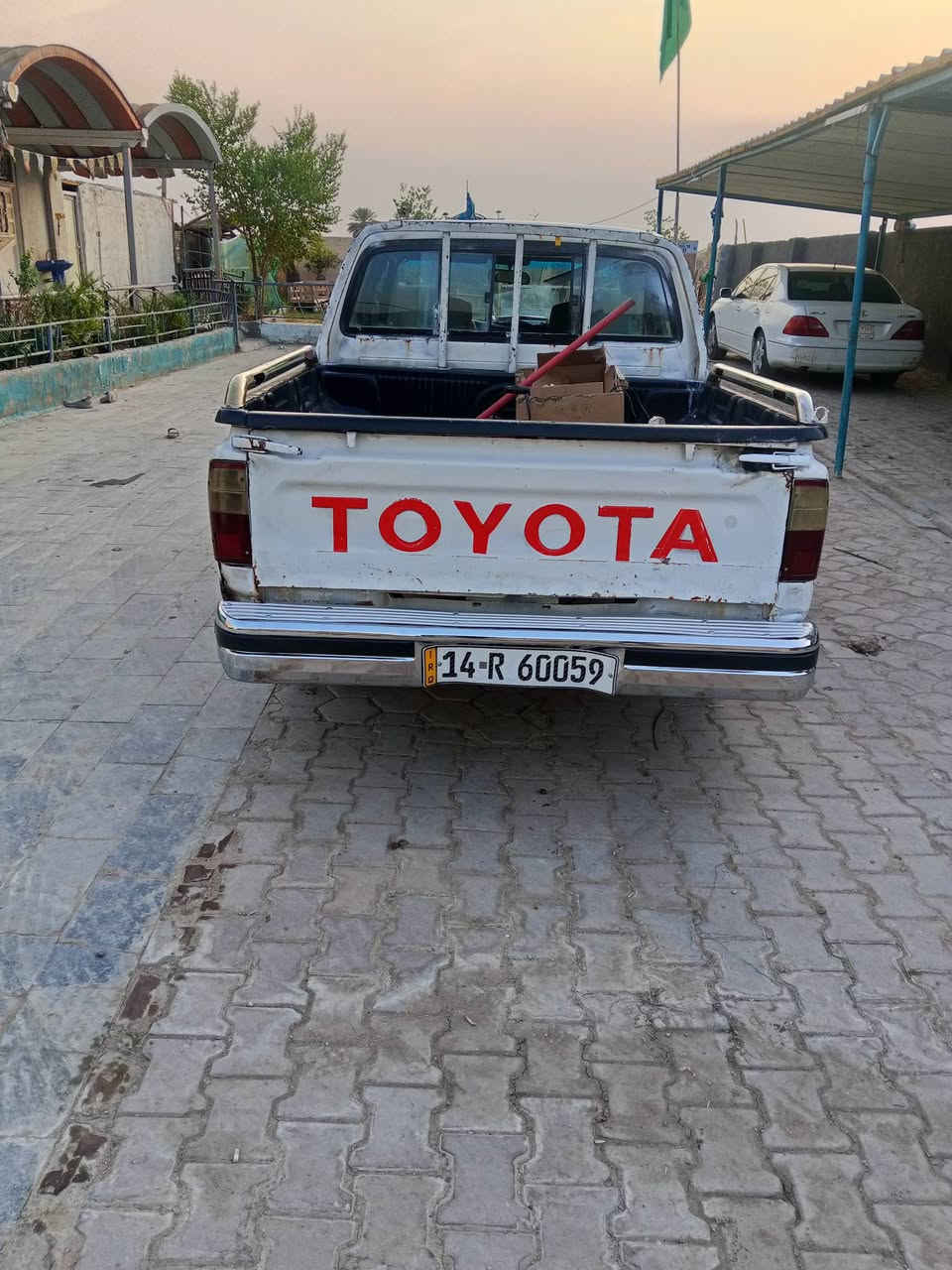 السلام عليكم بيكم تيوتا هايلوكس  مديل 2002    كير ومكينه مكفولات سنويه 2028 بسمي السعر 60 وبيها مجال***********
