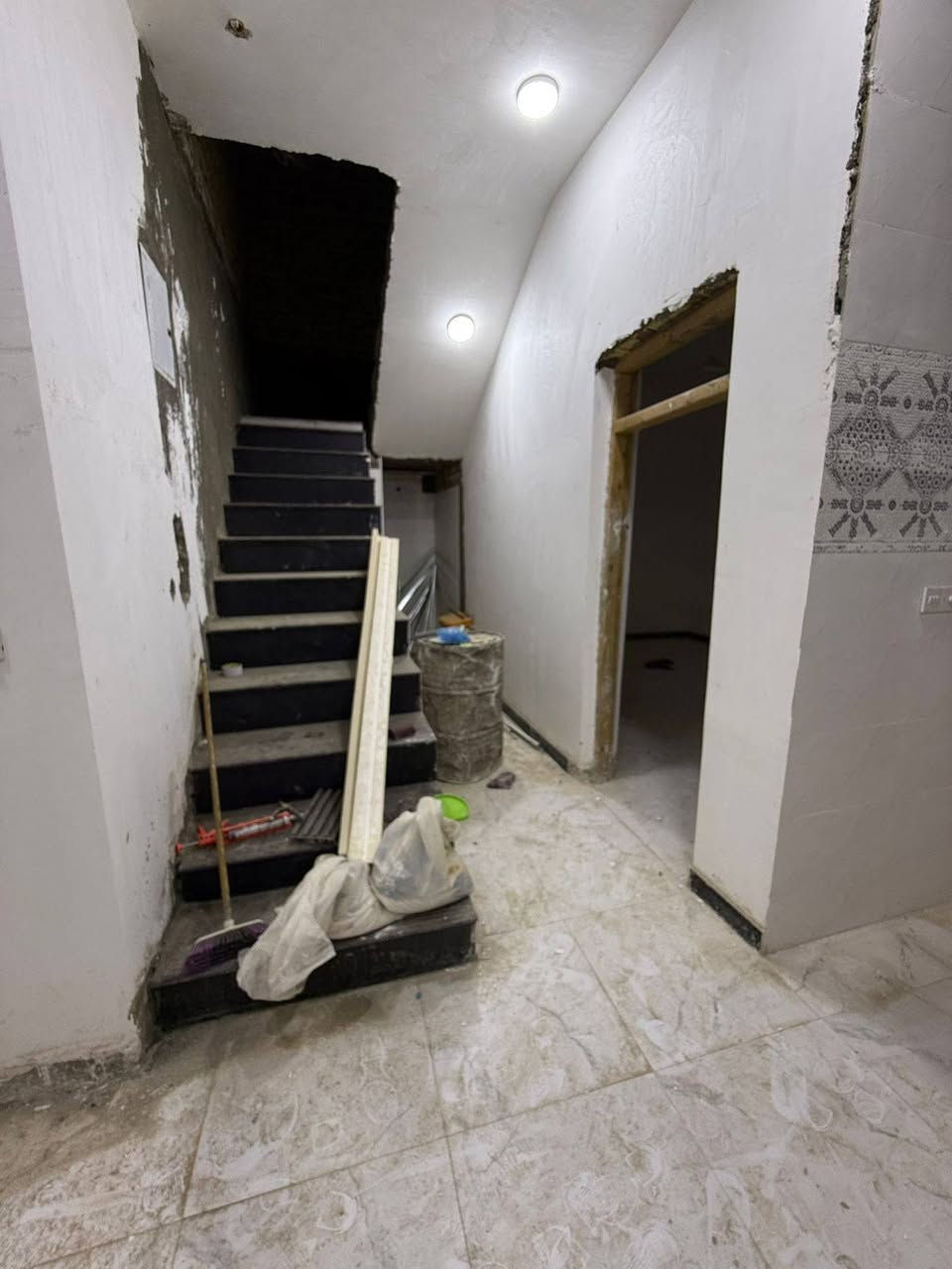 السلام عليكم بيع مستعجل
بيت ١٠٠م خلفي طابو صرف بسمي حي الفداء شارع ابو لبنان مقاطعه٢٤ بناء حديث طابوق وصب كونكريت غير مسكون 
غرفه وصاله وستقبال وصحيات داخلي وخارجي ومنور ومطبخ مغربي سعره ٦٧ مليون  رقمي ***********
