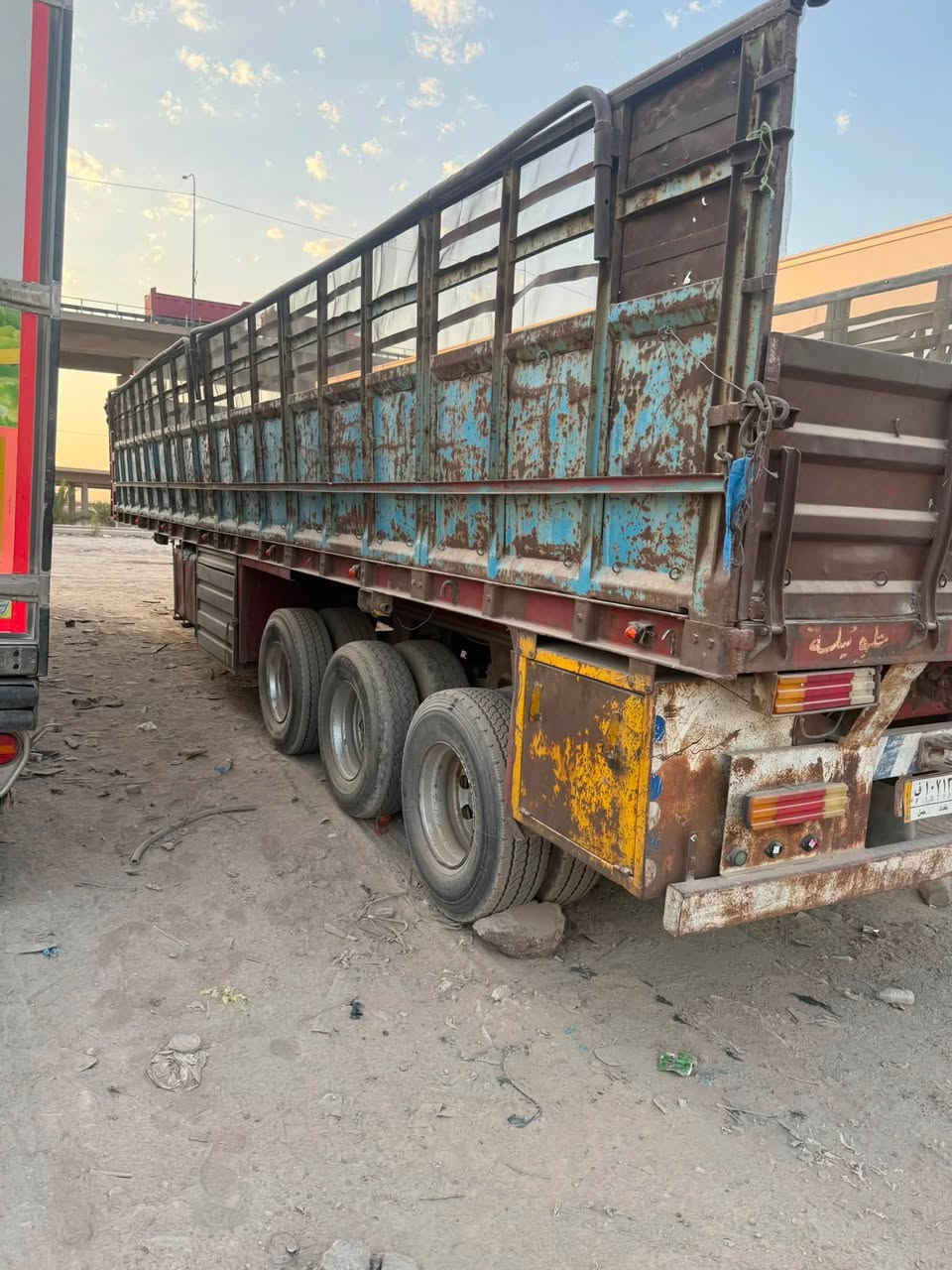 السلام عليكم 
عربانه حداديه
الطول ١٢ ونص 
شريط ٣ دناكير
تايرات نص عمر 
دناكير ثنين ١٣ واحد ١٤ صيني جديد 
شريط نضافه ٩٠ بل ١٠٠ 
مكاني بغداد الكاظميه. 
السعر 80$وبيهه مجال 
غير متواجد عل فيس 
***********
