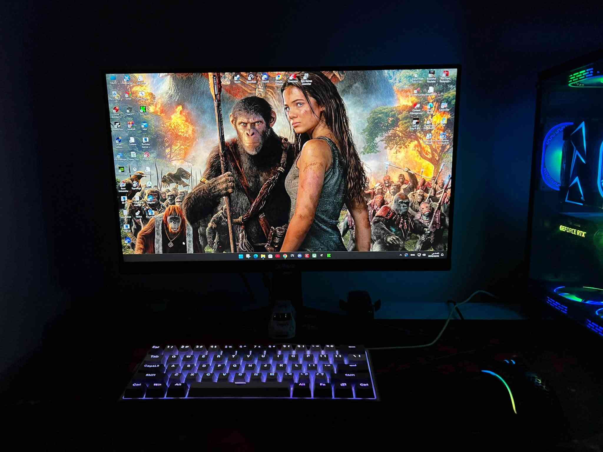 مواصفات PC
كرت الشاشة (GPU): NVIDIA RTX 3060  المعالج (CPU): AMD Ryzen 5 2600X  12GB (نسخة قوية جداً للألعاب والمونتاج)  
 الرامات (RAM): 16GB بسرعة 3200 MT/s  
 اللوحة الأم (Motherboard): ASRock B450M Pro4-F  
 التخزين (Storage): مساحة إجمالية حوالي 1.179TB  
 الباور سبلاي (PSU): GameMax ES-650W — 650W 80 PLUS  
 المبرد (CPU Cooler): مبرد هواء ممتاز  
 الكيس (Case): Gaming Mid-Tower مع زجاج جانبي وأضواء RGB  
 التبريد والمراوح: مزود بـ 10 مراوح RGB لتهوية وتبريد مثالي  تحكم بالريمونت
 نظام التشغيل: Windows 11 جاهز ومفعل  

مواصفات الشاشة:
 الماركة ZXT
 الحجم: بوصة (24")
 معدل التحديث (Hz): 165 هرتز (سلس جداً للألعاب التنافسية)
 ماوس وكيبورد ميكانيكي من شركة ريدراون (Redragon) بأزرار حمراء وياها كيم باس شهر مجاني 
 السعر الإجمالي (للكيس والشاشة وماوس وكيبورد وباد ماوس):1100 مليون وميه
 الموقع: البصرة
