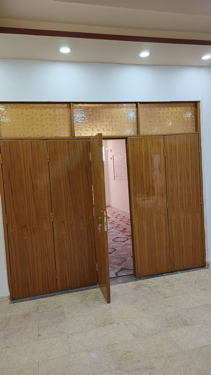سلام عليكم  400متر للبيع بناء طابوك صب كونكريت يحتوي على غرفتين او صاله وستقبال العنوان نجف شارع المطار جديد بشارع علكم بشارع حاتم الخير نهايت المقرنص ***********@
