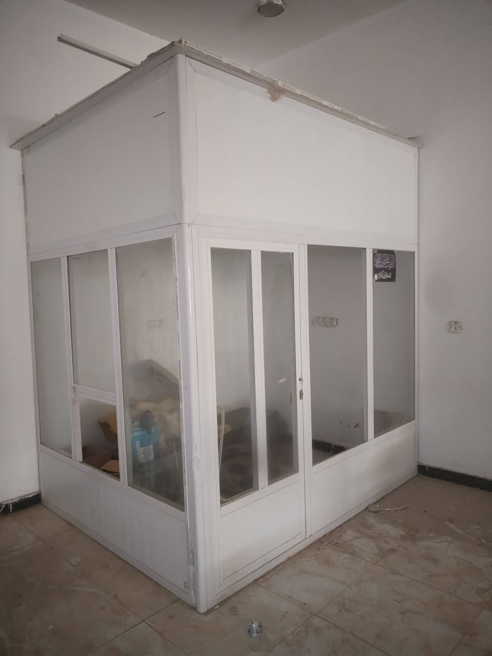 مكتب كرفان نضيف جدا استعمال قليل بي بعد قطعه اضافيه ما شادها للاستفسار الاتصال على الرقم ***********
