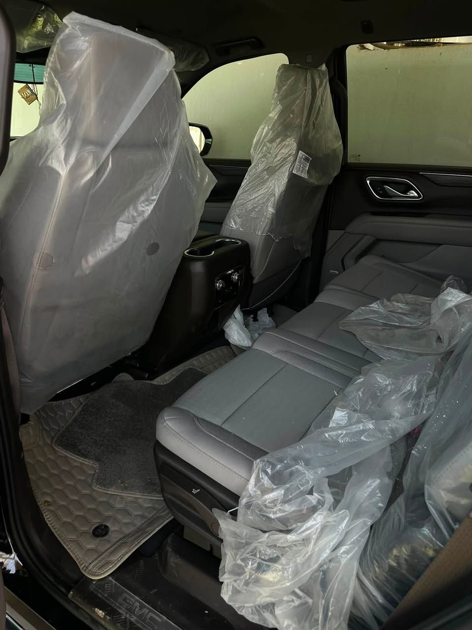 السلام عليكم 🫡
GMC يوگن 2024 
slt فول مواصفات 
المحرك v8 
ماشيه 30الف 
معروفه مواصفات 
الجمسي بعد سياره 
بحالت الوكاله بيهه 
رصعات 3حيل بسيطه 
يعني ابد ممبينه السياره 
جديده كلش السعر 490 
للاستفسار ***********

