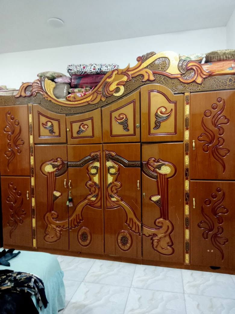 غرفة نوم ماعدا الجربايه مع شاشه بلازمه عدد اثنان مع فرشه مع ميز تلفزيون عدد ثنان 
وتساب *********** ناصرية, ذي قار

