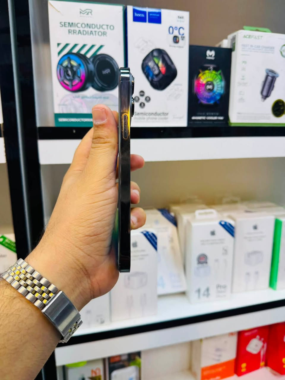 السلام عليكم 🫡
للبيع iPhone 13 pro max 
ذاكرا 256 
بطاريه 76% بلاد ابد متصرف 
نموذج M شرق اوسط 
نضافه 90% لون اسود 
الجهاز كله شغال مابيه خلل فقط مبدل شاشه نوعيه حلوه لا شكل ولا شمر ومبدل كامرا اصليه كله شغال فيس ايدي صوت اتصال انترنيت كامرات مابيه خلل السعر قفل ٣٧٠ الف مكاني بغداد مدينه الصدر رقمي ***********
