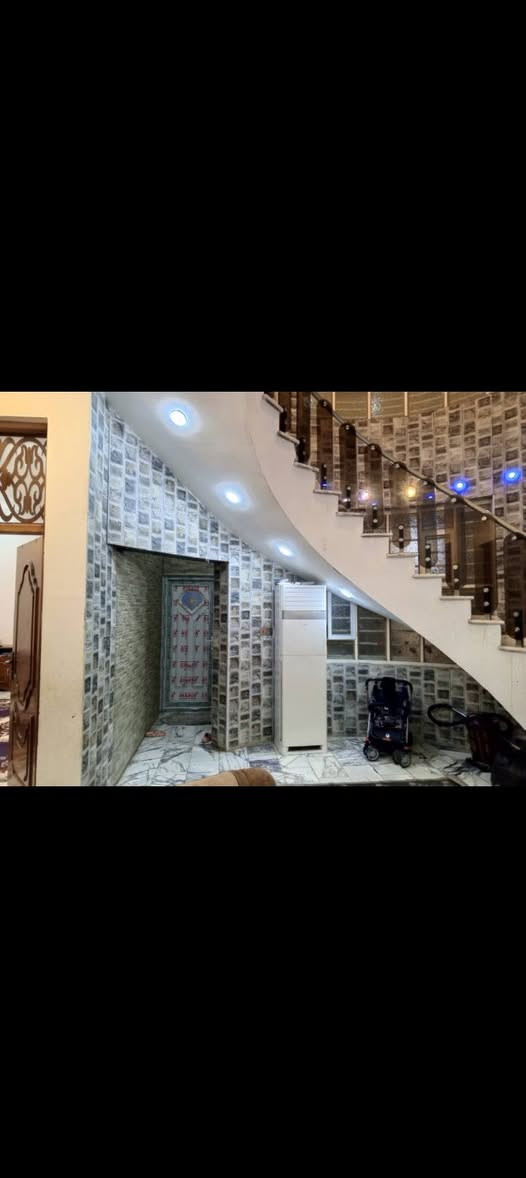 السلام عليكم بيت بخاجية الضباط قرب مدرسة النهرين الاهلية يتكون من 4غرفنوم صالة وهول مطبخ حار بارد مع 5حمامات ومنورين الواجهة الأمامية 12.5 النزال20المساحة الكلية 250 للبيع علما سنة البناء22 الاتصال على الرقم التالي ***********
