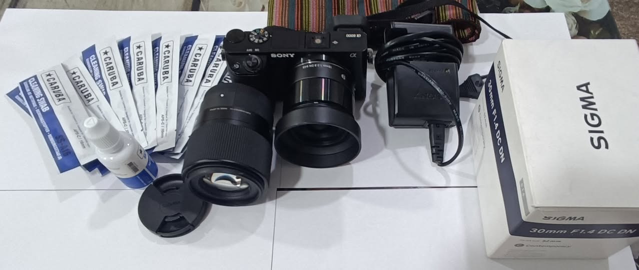 بكج Sony a6000 شبه جديد (شتر 3450) + عدستين Sigma وملحقات
كاميرا وعدسات بحالة الوكالة (نظافة 100%)، استخدام خفيف جداً وجاهزة للتصوير الفوري.
المحتويات:
بودي Sony a6000 (عداد الشتر 3450 صورة فقط - مرفق الفحص).
عدسة البورتريه Sigma 30mm f/1.4 (مع الكارتون الأصلي، الهود، والأغطية).
عدسة الوايد أنجل Sigma 19mm f/2.8.
ملحقات كاملة: جنطة، بطارية، شاحن، 16 GB رام SD، حزام، و9 مسحات تنظيف سنسر.
أسعار البيع (نقداً فقط - بدون مراوس):
البكج كامل (الكاميرا + العدستين + الملحقات): 1,000,000 دينار.
الكيت الأساسي (الكاميرا + عدسة 19mm + الملحقات): 590,000 دينار.
عدسة Sigma 30mm f/1.4 فقط: 420,000 دينار.
الاستلام والتوصيل: فقط داخل بغداد فحص واستلام باليد، أو توصيل عبر تطبيق (بلي) بعد تحويل المبلغ Qi card.
سبب البيع: لعدم التفرغ.
للتواصل: (رسائل أو واتساب *********** ).
