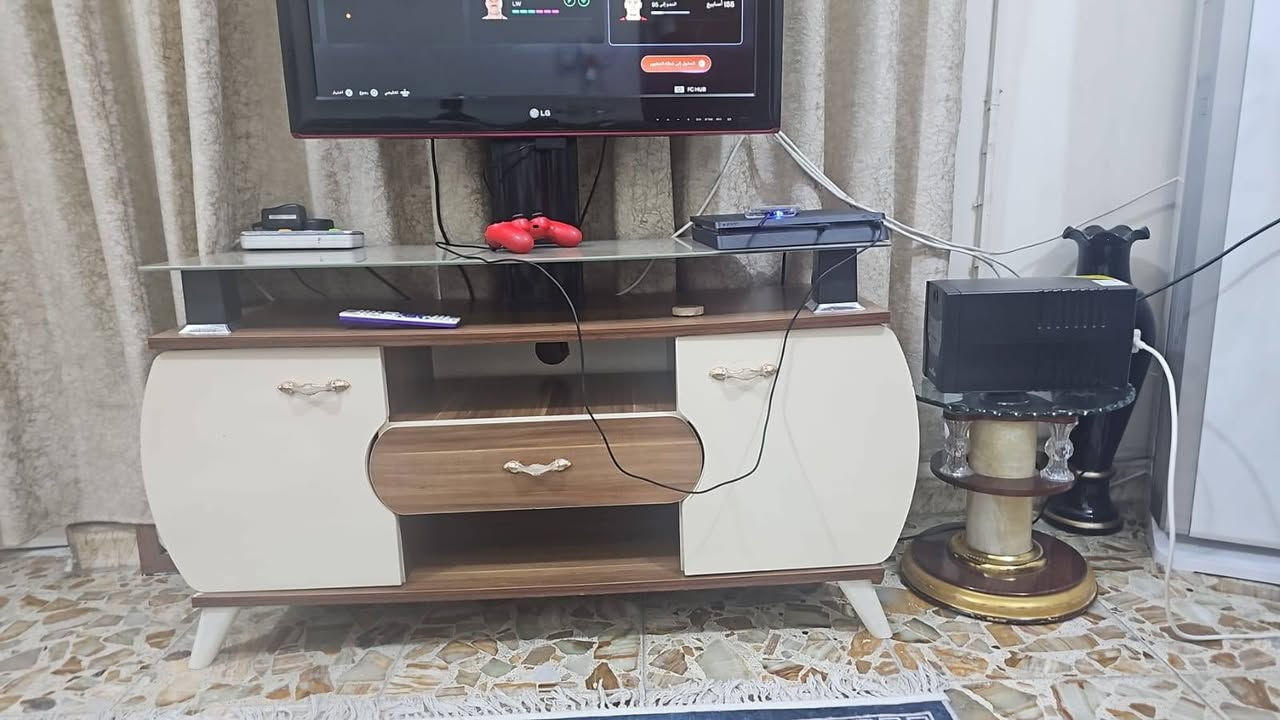 اثاث نظيف جدا للبيع للأتصال *********** مكان الحرية السلام
