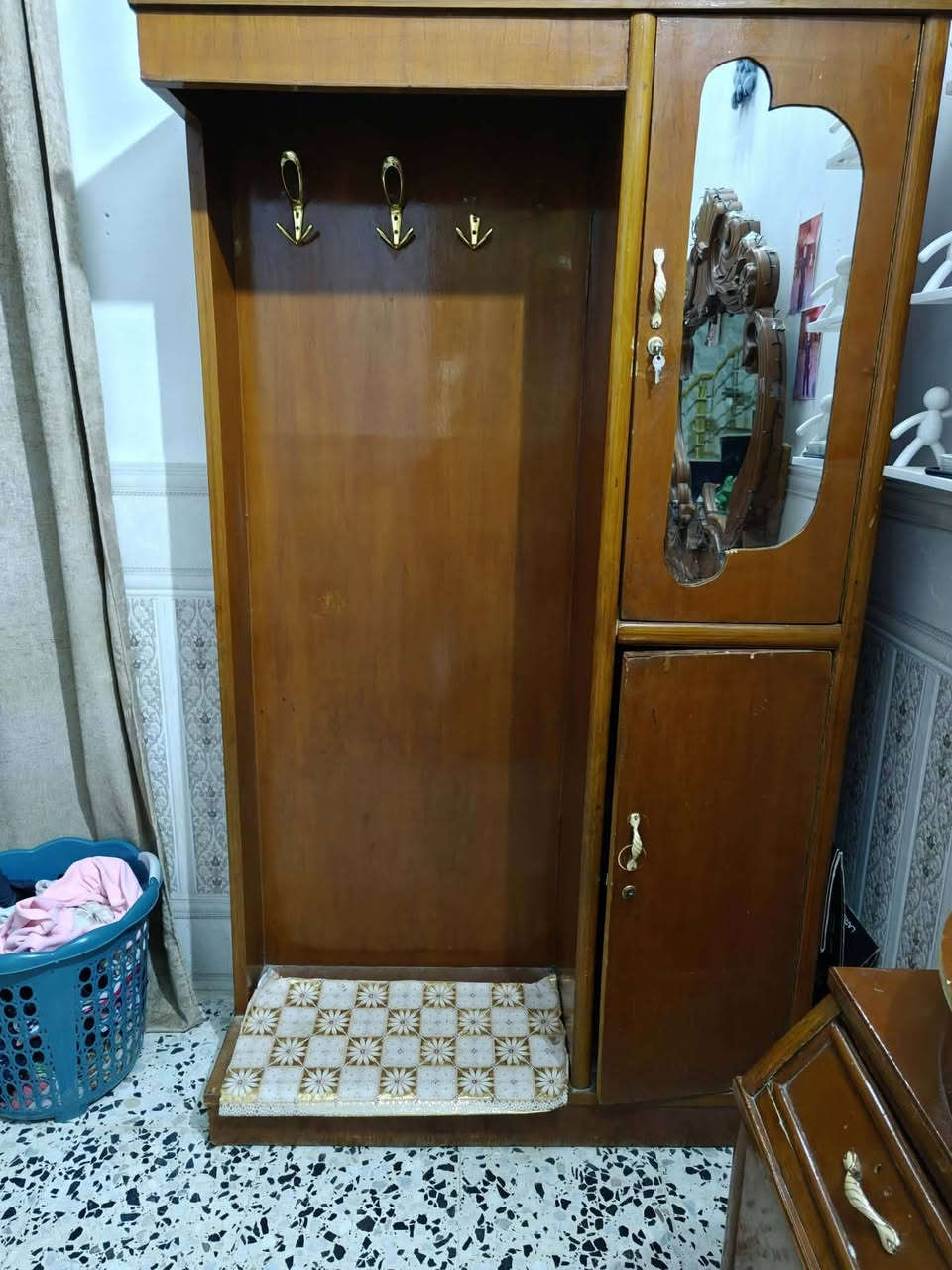 للبيع • خزانة