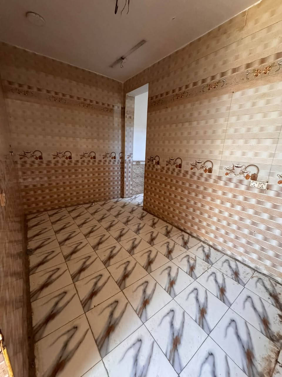 🏠 للإيجار – 100 متر
📍 الموقع: نادر الثانية – شارع سكلة صدام

محتويات العقار:
🛏️ غرفة نوم
🛋️ استقبال
🍳 مطبخ
🚪 كليدور
🚿 مجمع صحي داخلي
🚿 مجمع صحي خارجي
🌿 طارمة صغيرة

💧 الماء متوفر
⚡ الكهرباء متوفرة
🚰 المجاري متوفرة

💰 مبلغ الإيجار: 275 ألف

📞 للمعلومات والاستفسار:
علي عذاب
***********

📱 واتساب فقط:
***********
