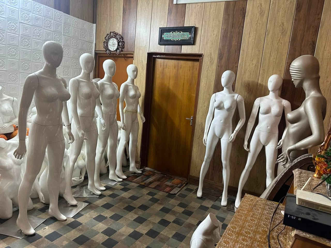 مليكانات نسائية مستعملة نظيفة للبيع من النوع الجيد
للاستفسار والتواصل واتس اب ***********

