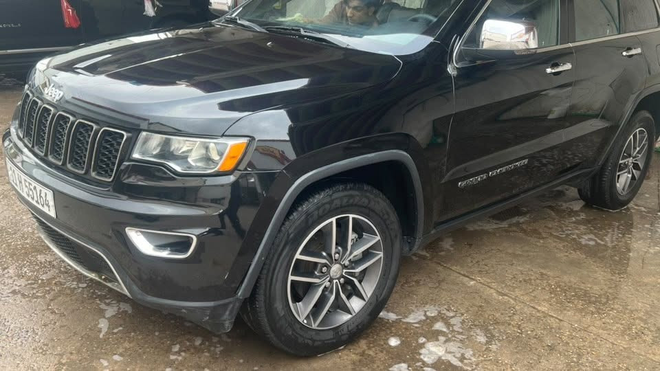 Jeep Grand Cherokee Limited 2020 :للبيع
للبيع جيب Grand Cherokee Limited موديل 2020، سيارة نظيفة ومميزة، تجمع بين الفخامة والقوة والأداء العالي.
المواصفات:
* موديل: 2020
Limited :الفئة *
V6 Pentastar لتر 3.6 :المحرك *
* ناقل حركة أوتوماتيك 8 سرعات
﻿﻿نظام دفع رباعي (4x4)
﻿﻿اللون: أسود
﻿﻿الممشى: 88,000 كم
التجهيزات:
﻿﻿مقاعد جلد فاخرة
﻿﻿تشغيل ودخول ذكي (بصمة)
Android Autoو Apple Carplay شاشة كبيرة مع *
﻿﻿كاميرا خلفية وحساسات خلفية
﻿﻿باب خلفي كهربائي
﻿﻿مقاعد ومقود مدفأة
﻿﻿نظام مراقبة النقطة العمياء
﻿﻿مكيف ممتاز وتبريد قوي
حالة السيارة:
﻿﻿البنيد: مصبوغ.
﻿﻿الرقم جديد.
﻿﻿الهزة: جديدة.
﻿﻿السيارة بحالة جيدة وجاهزة للاستخدام، ولا تحتاج إلى أي مصروف.
السعر: يُذكر للجادين فقط
للاستفسار أو المعاينة يرجى التواصل على الخاص.
سيارة لمتد تعال ذب فلوسك
اصعدها وروح جاهزة كاملة بدون
اي نقص حدادية فول قبل شهرين بدلتها سيارة ع ايد دكتور وانه مهندس بانزين محسن ودهن
وكالات عالمية تعال شوفها وكلبها
سيارة باسمي رقم بغداد جديد تحويل
يوم ثاني رقم جديد هزة جديدة من الاخير كلشي جاهز
رقم : ***********
بيها مجال للشراي فقط بيع مستعجل سعر قليل مو سعرها
